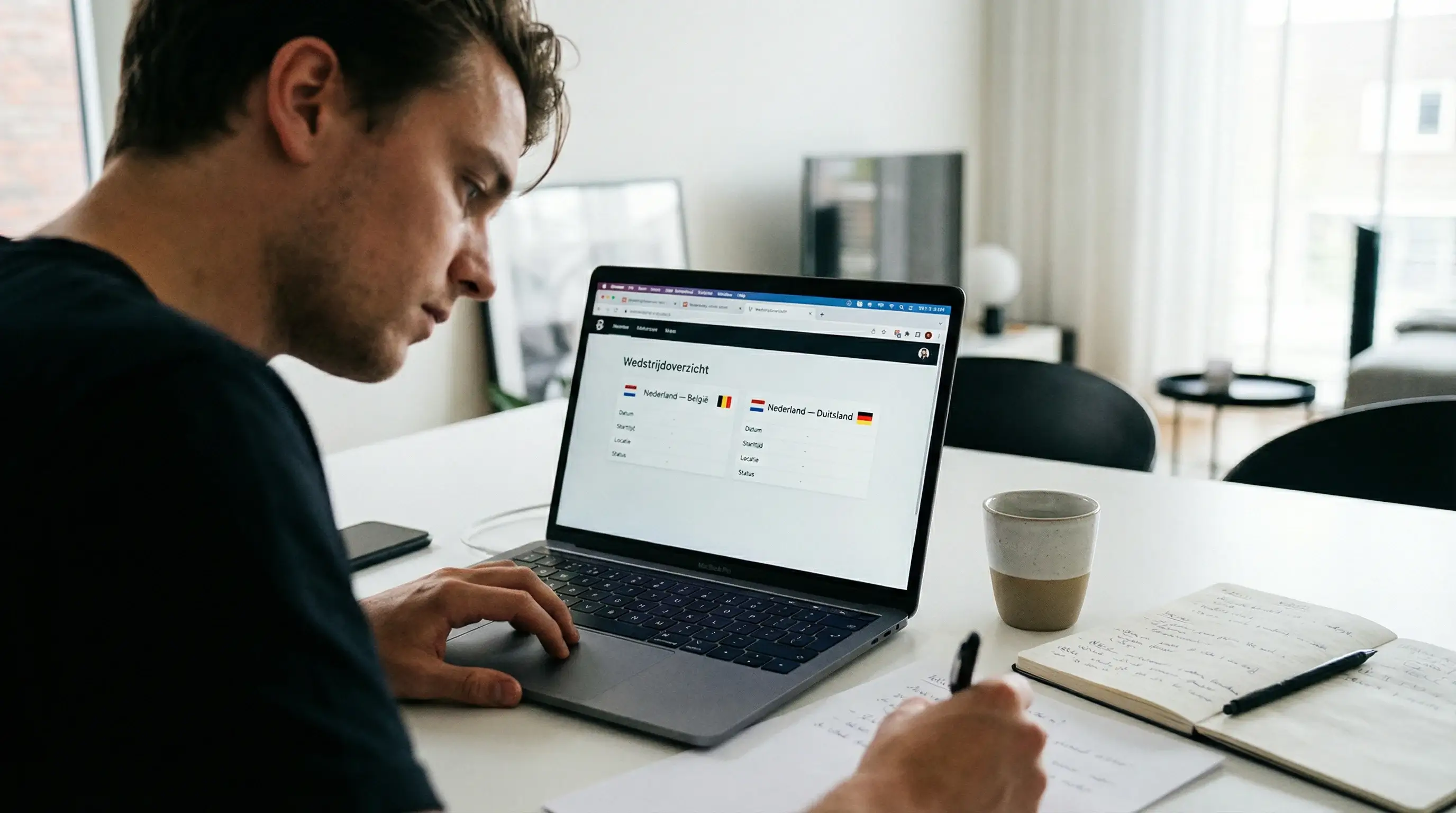 Persoon analyseert meerdere hockeywedstrijden op een laptop
